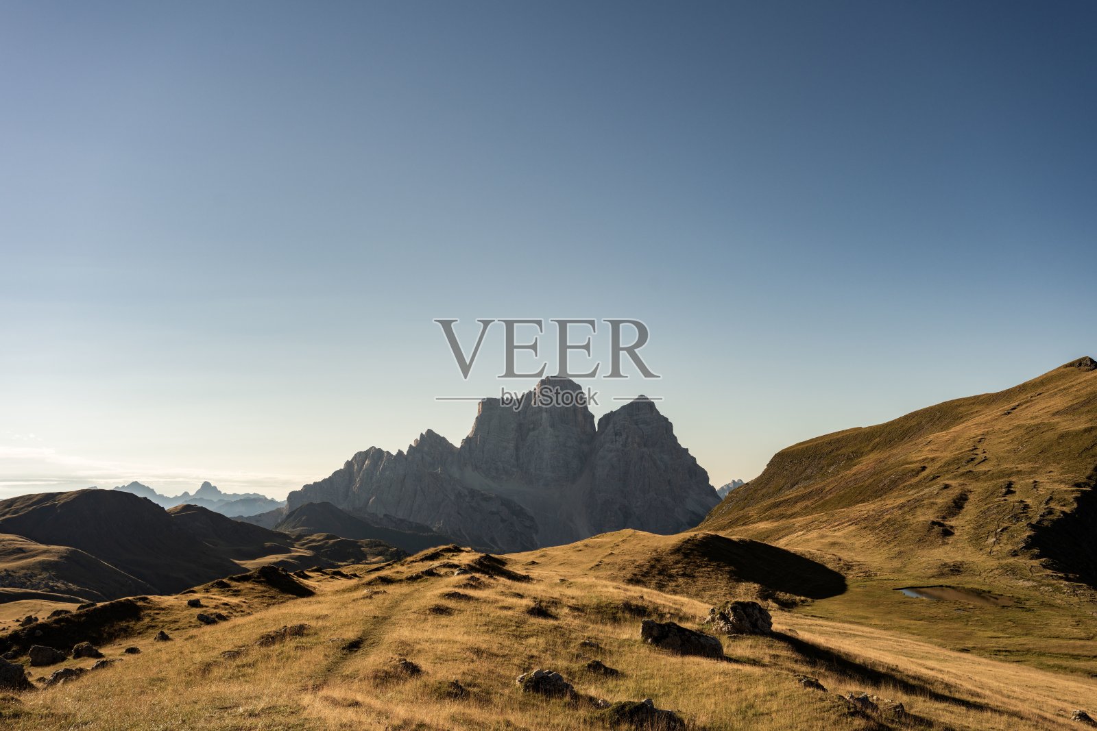 意大利的白云石山上覆盖着绿色的草地照片摄影图片