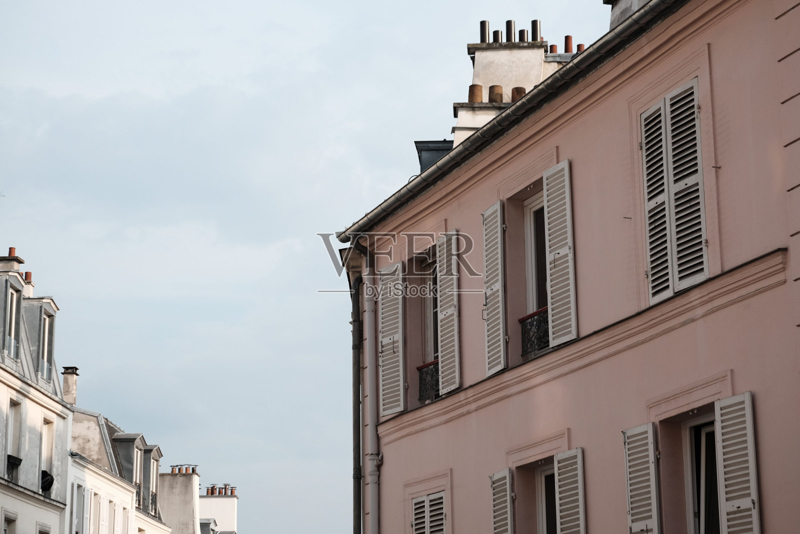 法国巴黎蒙马特地区的一座粉色老建筑的低角度拍摄照片摄影图片