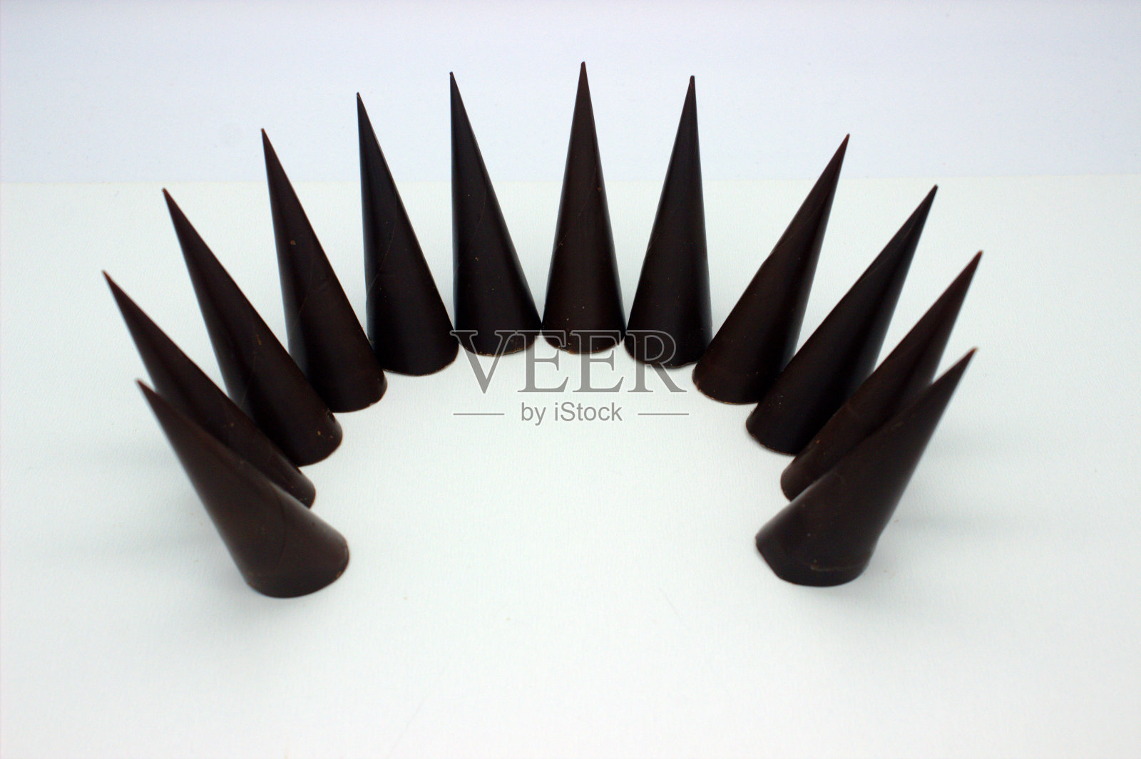 白色背景的拉长巧克力照片摄影图片