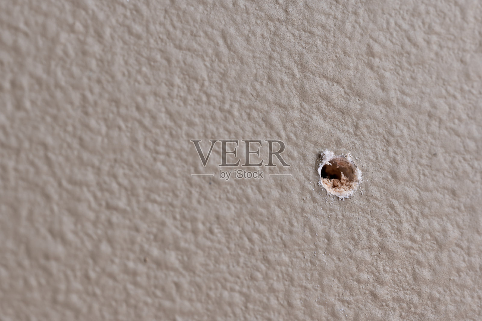 选择性聚焦于钻孔通过石膏板与绝缘显示位。照片摄影图片