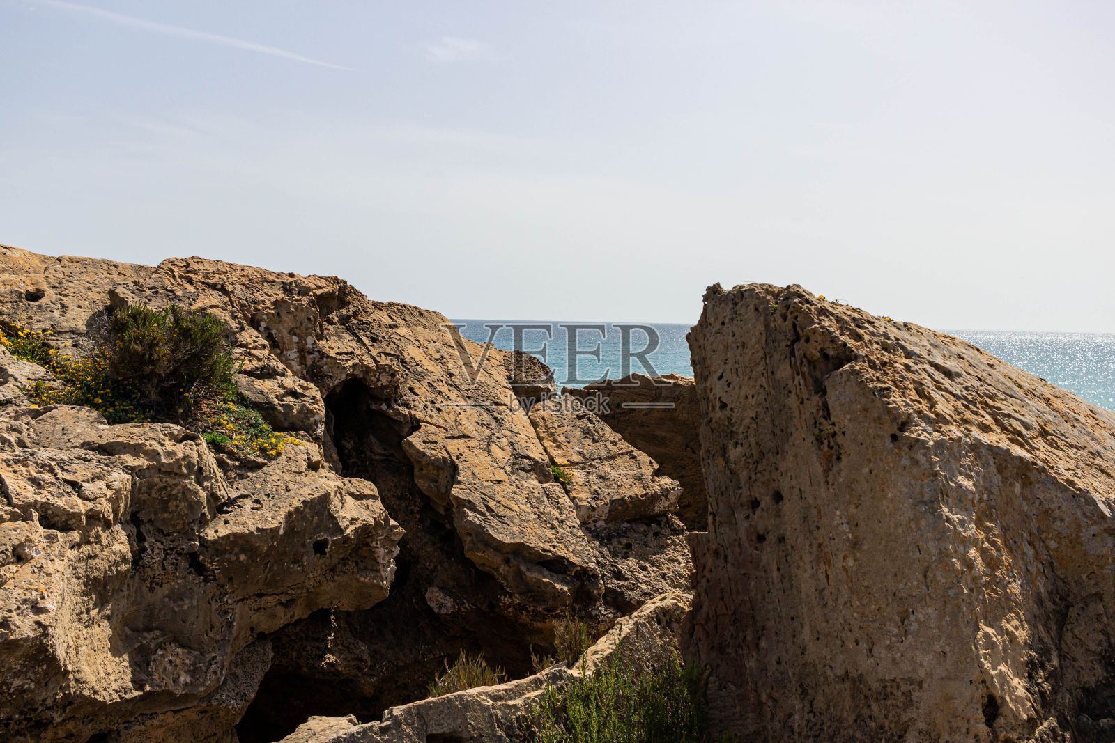 以海天为背景的岩石特写。照片摄影图片