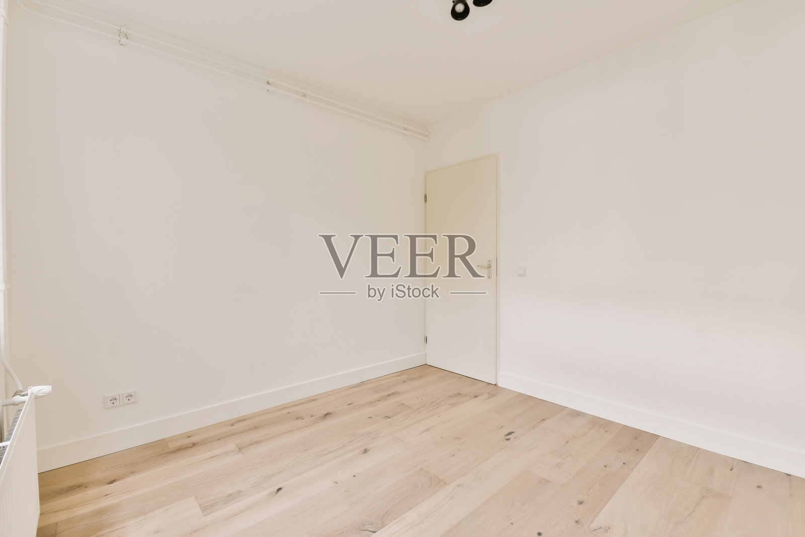 白色墙壁和木地板的空房间照片摄影图片