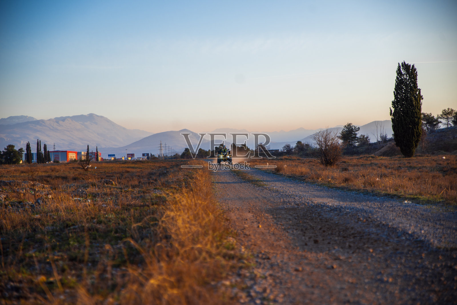 骑四轮自行车的女孩照片摄影图片