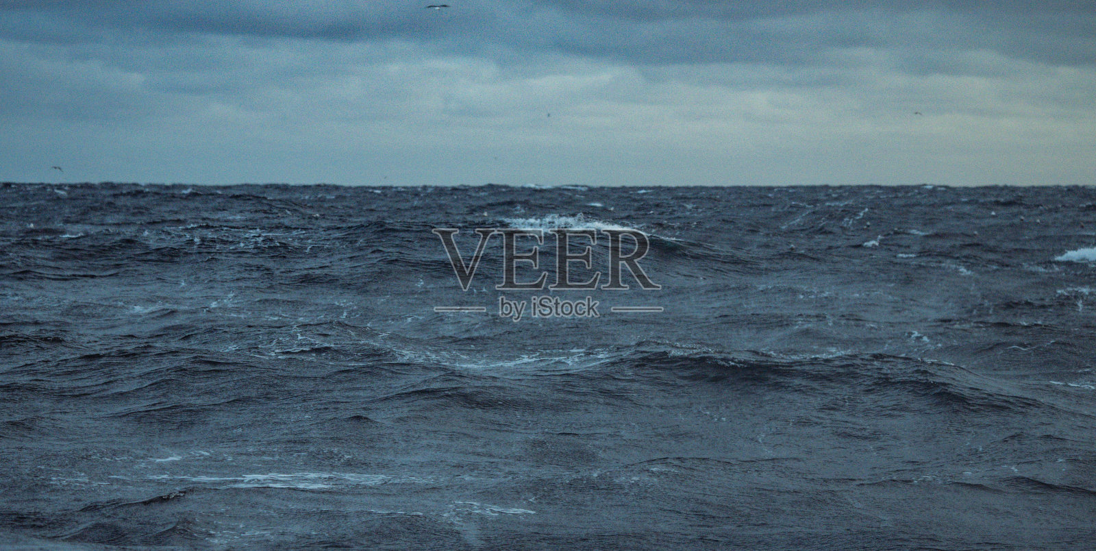 波涛汹涌的大海和海浪从一艘船照片摄影图片