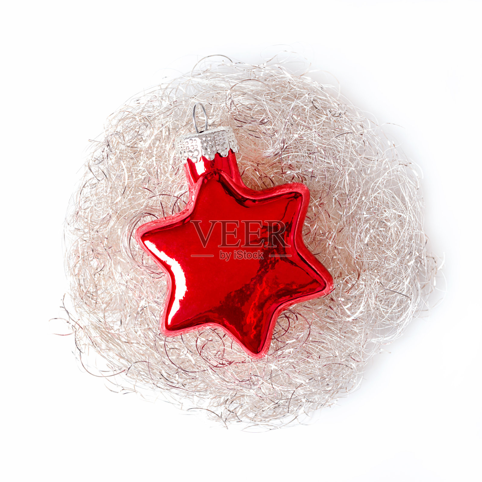 红色的玻璃星星,躺在天使的头发窝里,圣诞节的装饰照片摄影图片