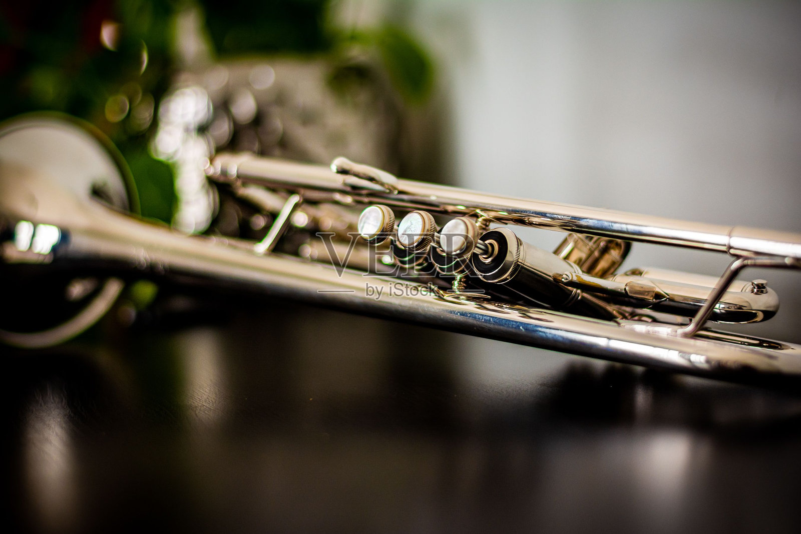 桌上有一把银小号照片摄影图片