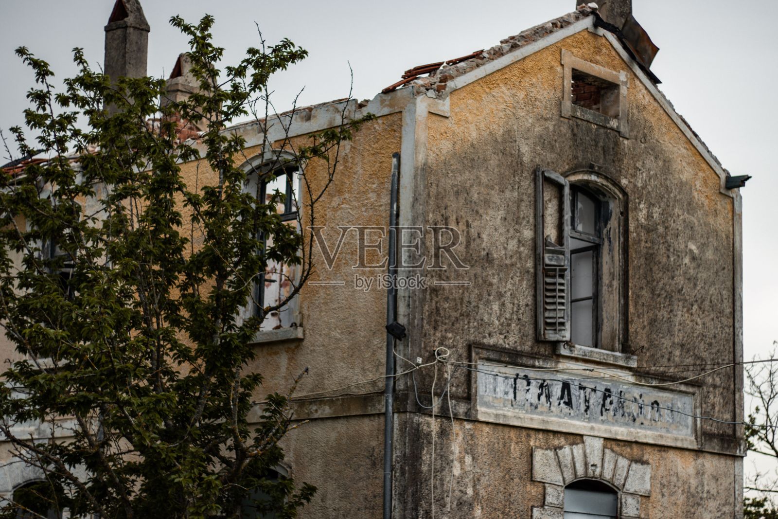 火车站被烧毁的老建筑照片摄影图片