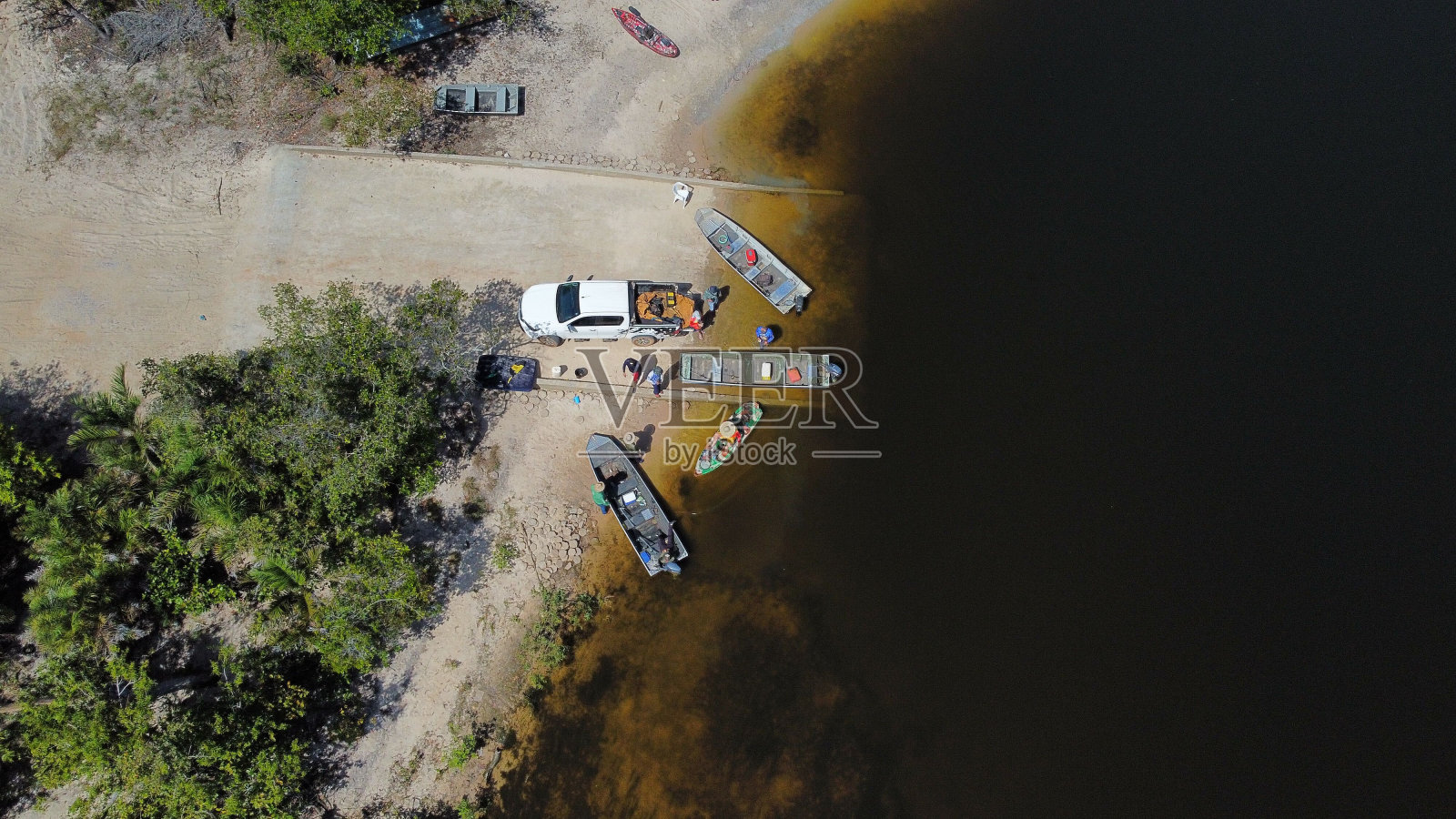 鸟瞰巴西马托格罗索克里斯托利诺河岸边的船只照片摄影图片
