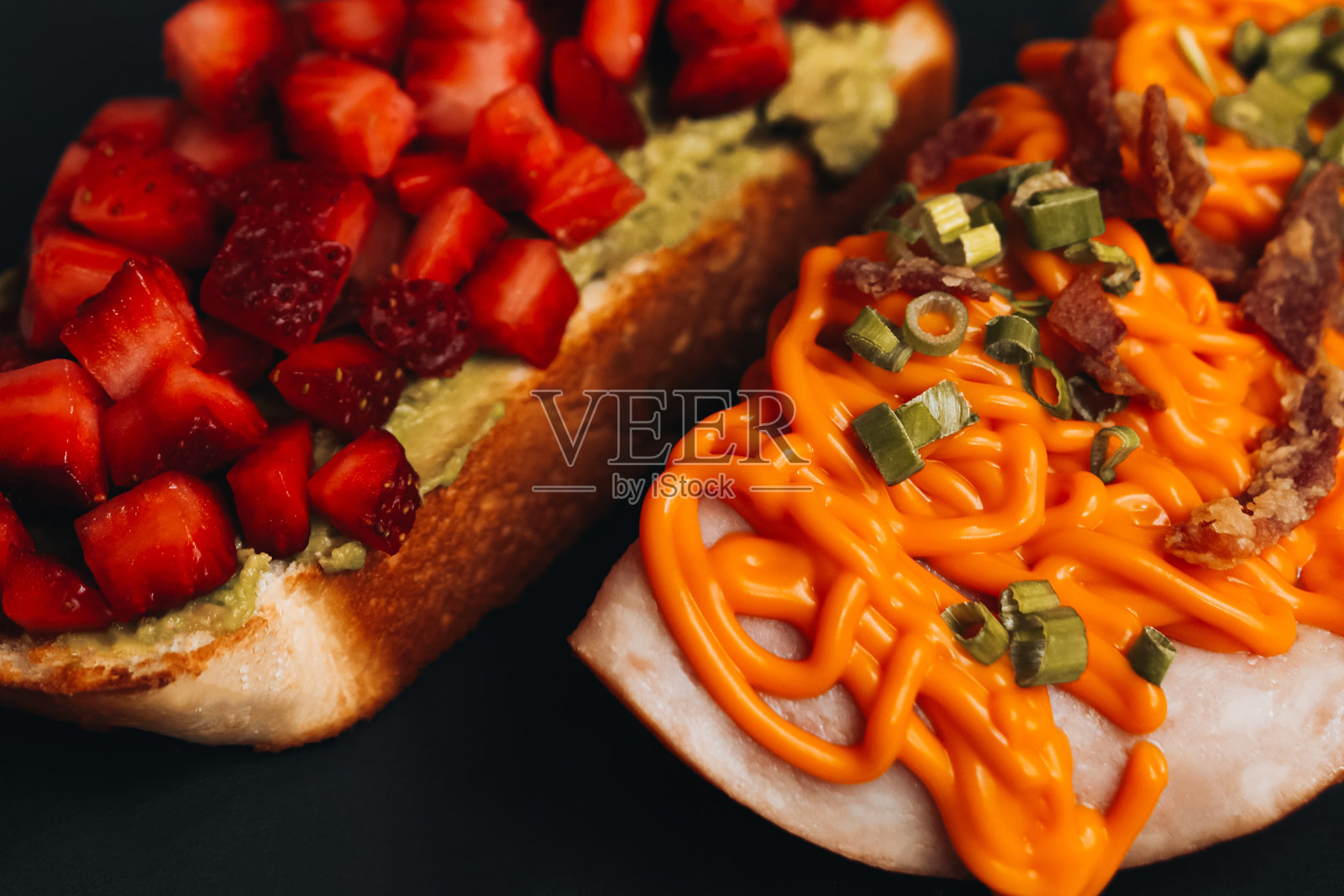 特写细节的白面包三明治,鳄梨,草莓,橘子芝士酱和香料。照片摄影图片