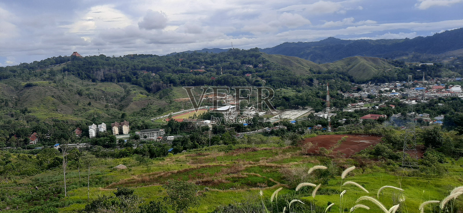 韦埃纳镇的自然风光和山区建筑照片摄影图片