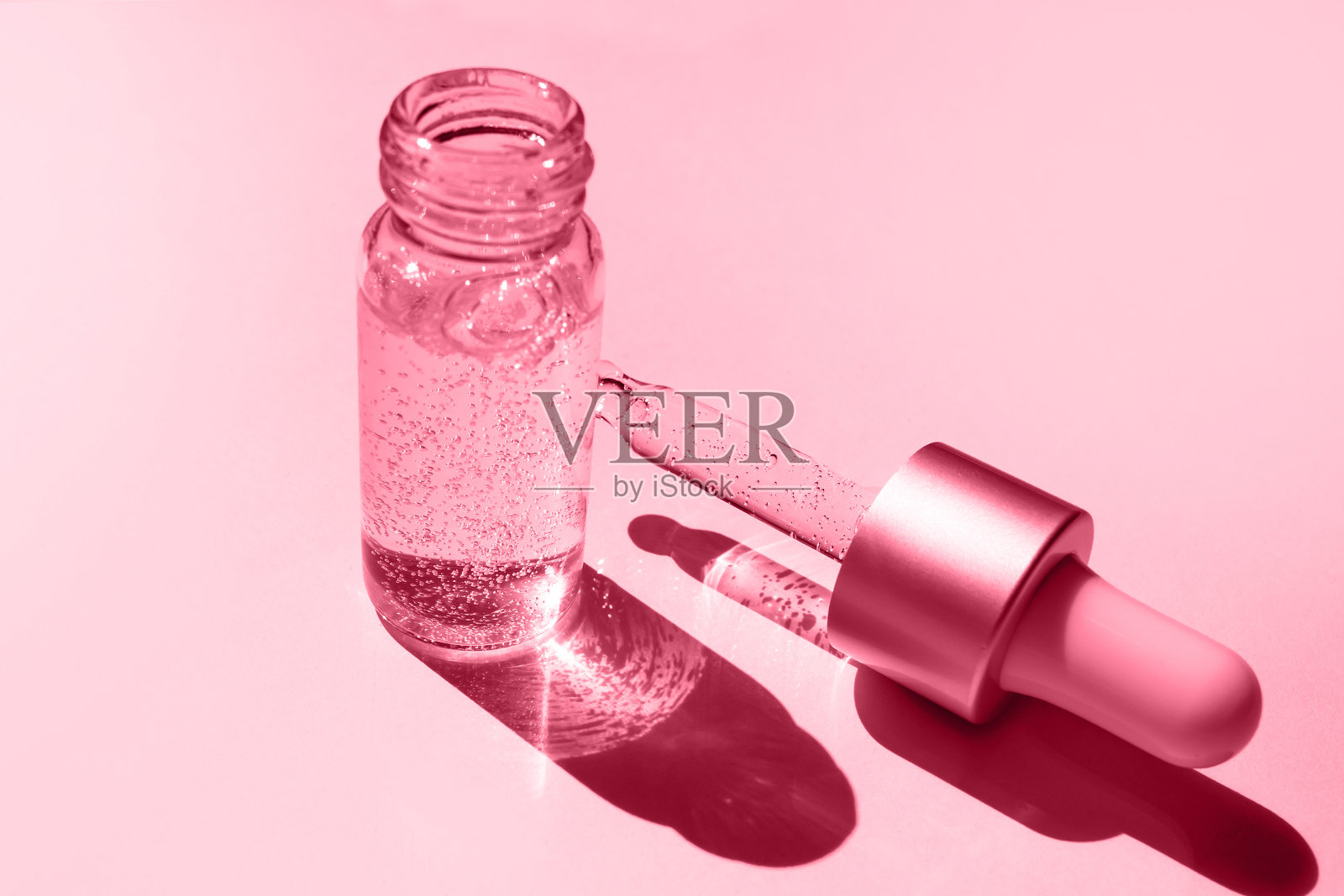 灰色背景上的亲水性油和玻璃移液管。照片摄影图片