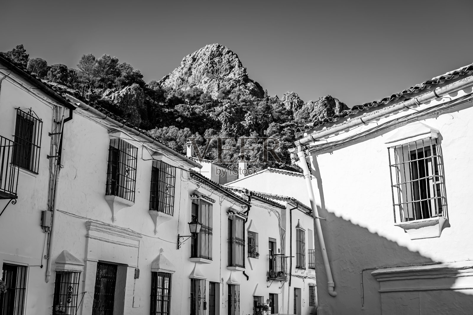 西班牙南部安达卢西亚的一个山村里的白色和古老的房子。照片摄影图片