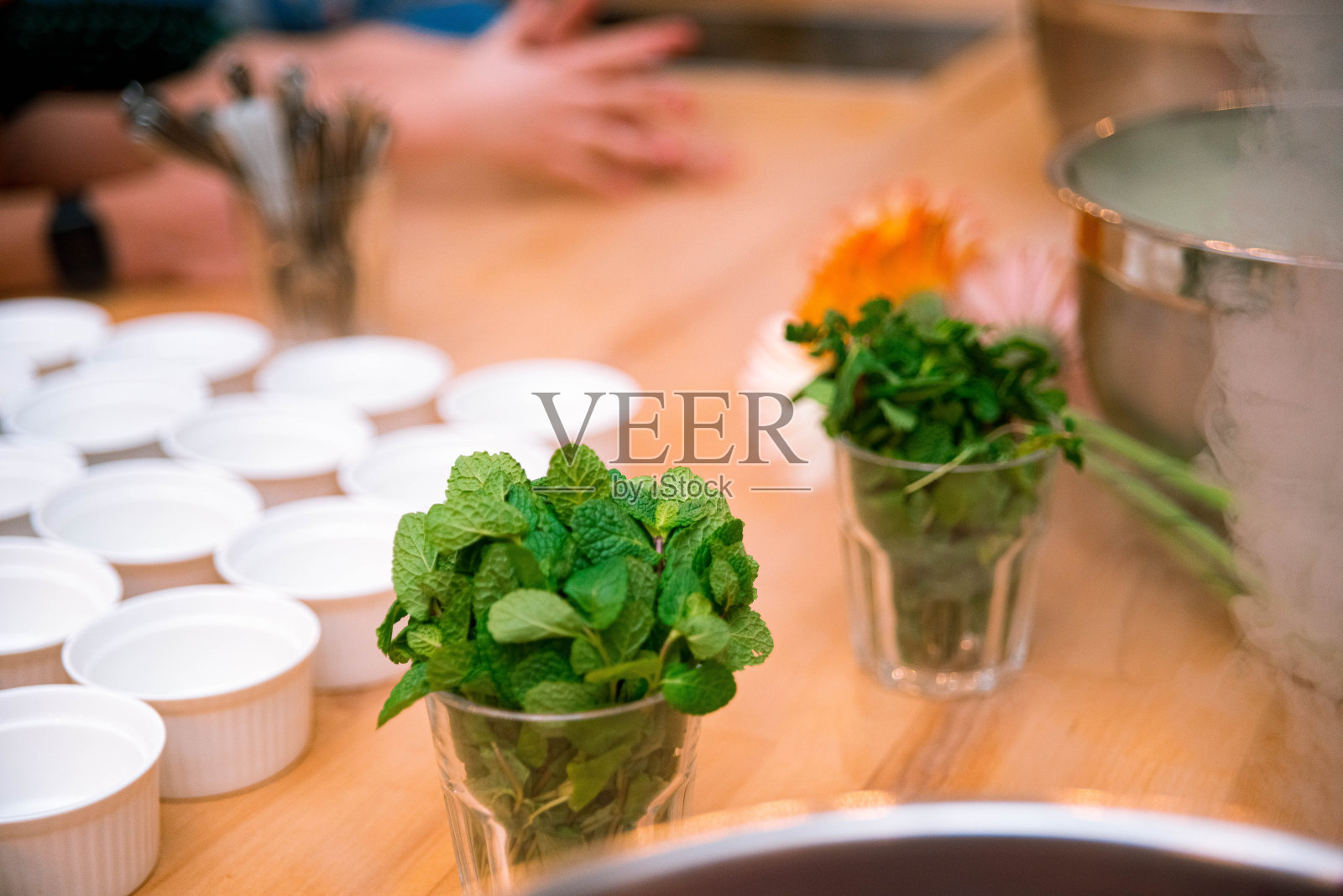 一组为甜点准备的空小杯,一杯新鲜薄荷和氮云照片摄影图片
