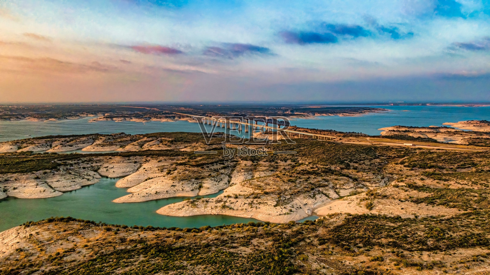 日落时分,德克萨斯州的Amistad水库和州长登陆桥的鸟瞰图照片摄影图片