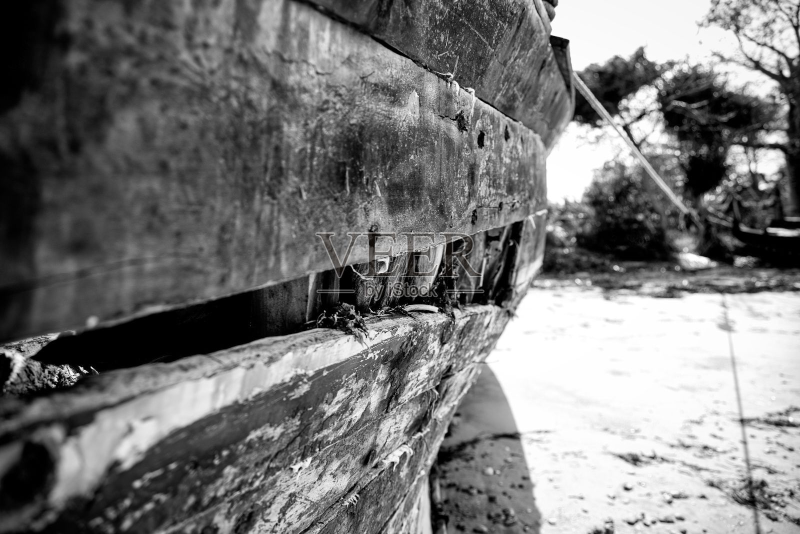 一艘木船停泊在桑给巴尔岛的白色海滩上的灰度镜头照片摄影图片