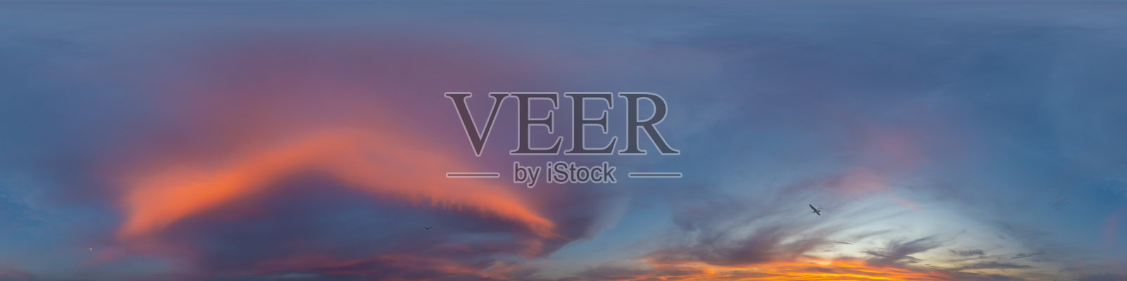 全景深蓝色的日落天空与粉红色的积云。无缝hdr 360全景球等角格式。全天顶三维可视化,天空替换为空中无人机全景照片摄影图片