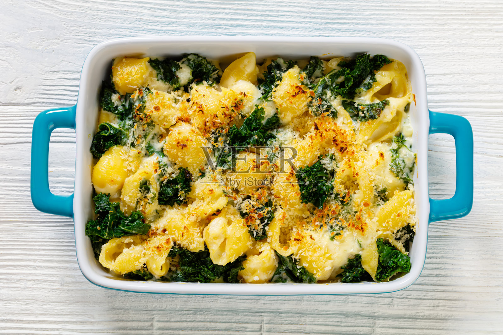 芝士烤意大利面配绿叶甘蓝照片摄影图片