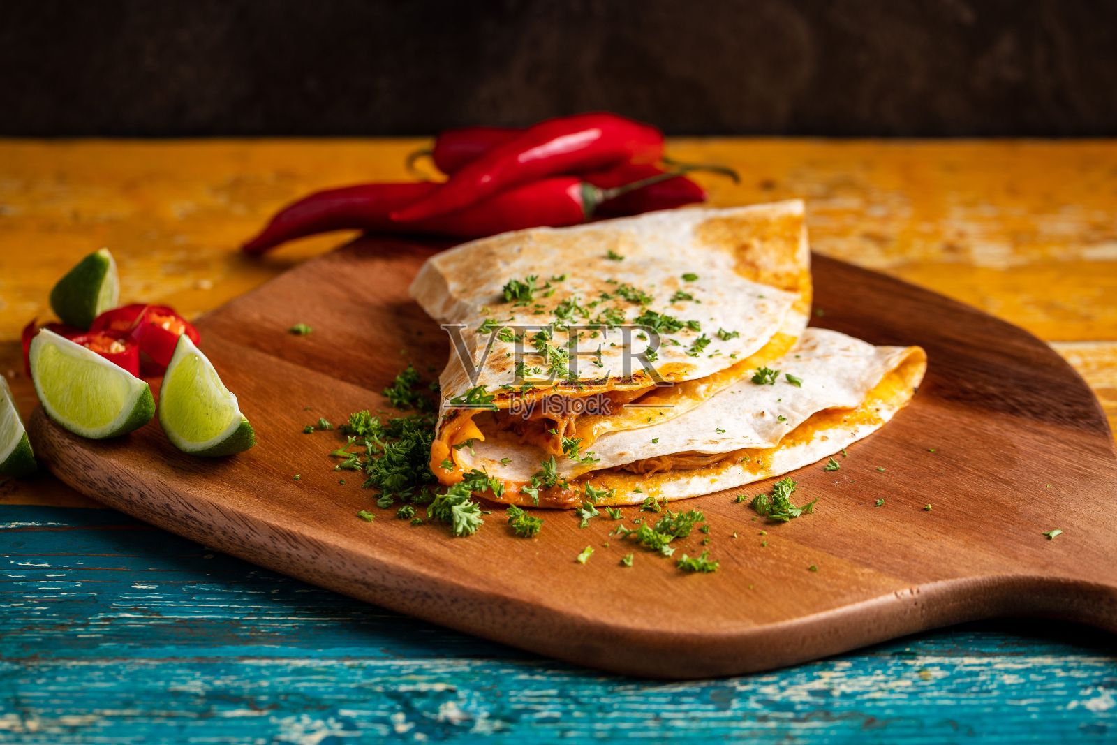 有选择性的墨西哥玉米粉饼,里面有肉和奶酪,放在木砧板上照片摄影图片