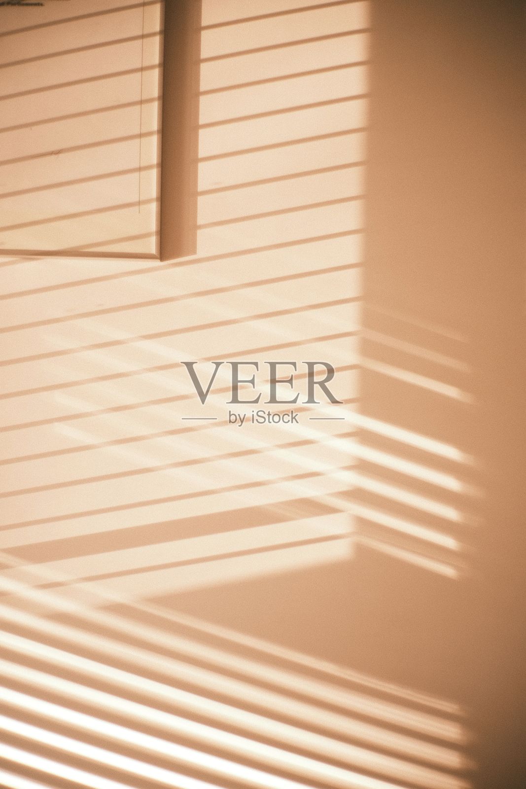 垂直拍摄的阴影和墙壁上的光照片摄影图片