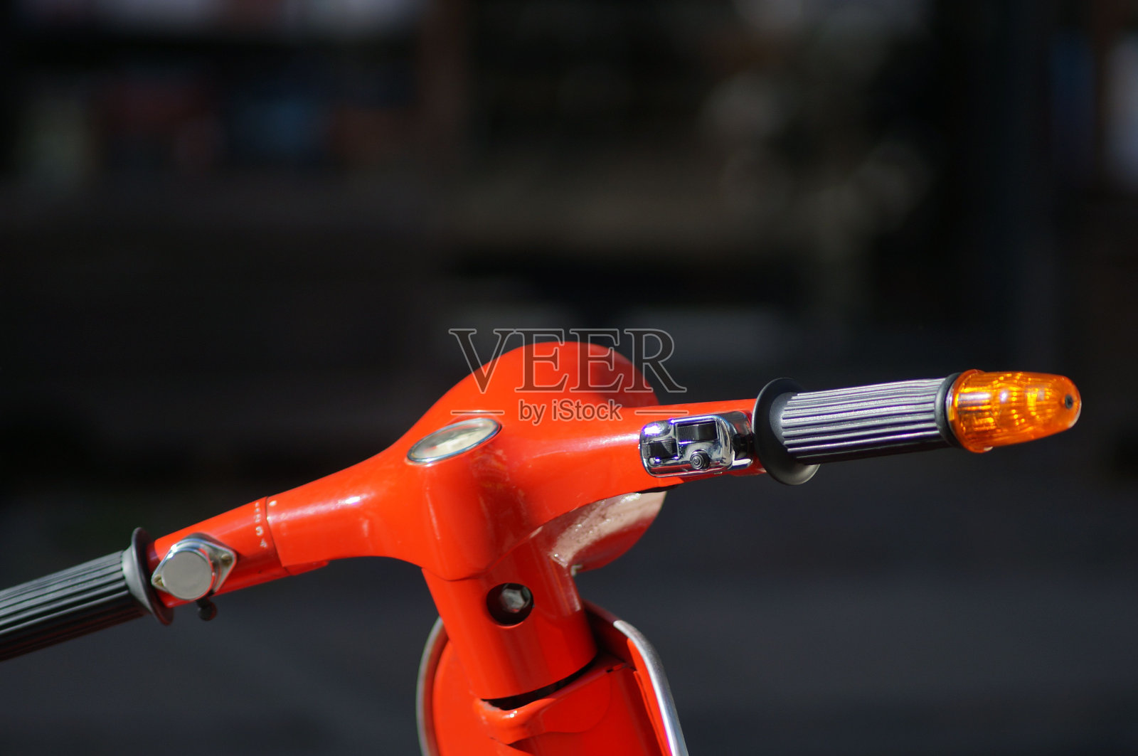 背景模糊的街道上的老式经典摩托车照片摄影图片