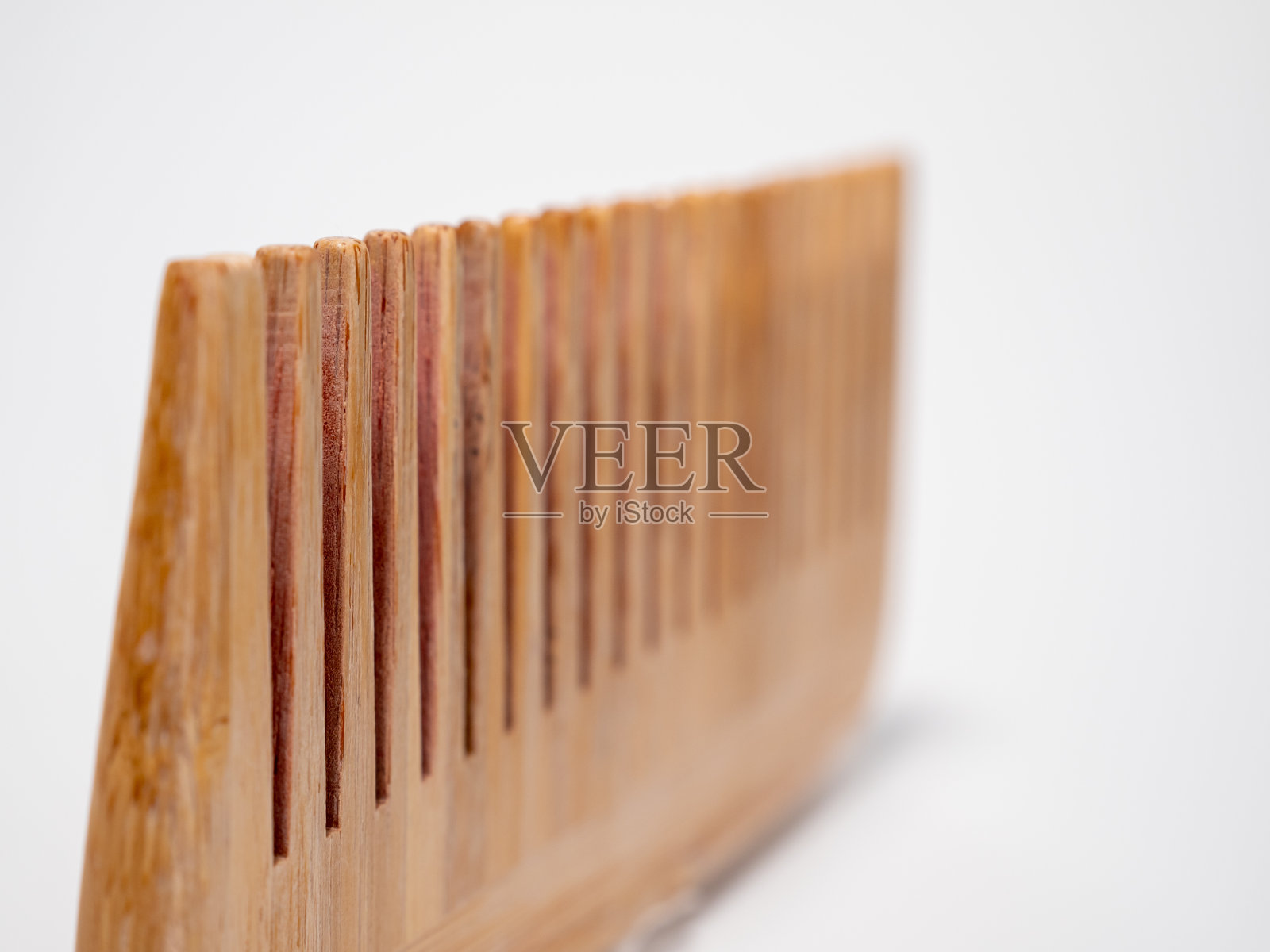 白色背景的木制梳子。照片摄影图片