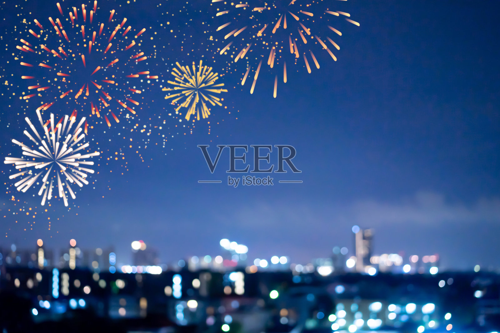 摘要显示组爆炸烟花明亮的光,充满活力的彩色和落下的火闪烁的夜空背景为快乐的新年节日概念照片摄影图片