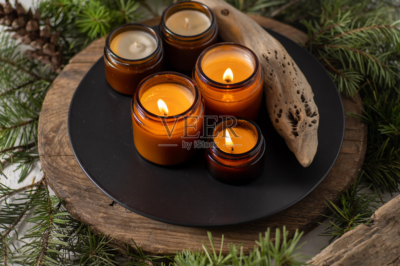 大豆蜡烛在玻璃罐中燃烧。夜晚很黑。香薰和放松。在家的舒适。棕色罐子里的蜡烛。气味和光线。有香味的手工蜡烛。芳香疗法照片摄影图片