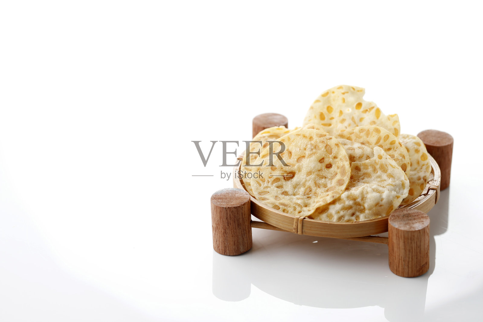 天贝薯片,印尼最受欢迎的饼干,油炸调味的天贝薄片。照片摄影图片