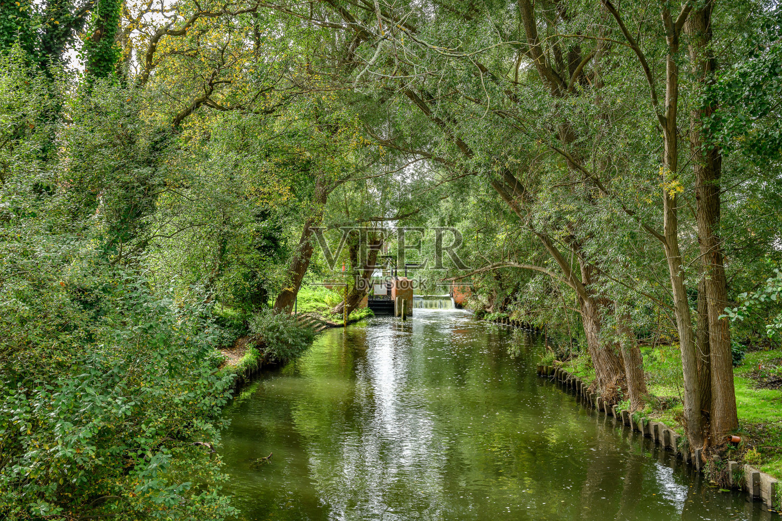从北面到秋季的比斯科“Walkmuehlengraben”沟渠的水闸照片摄影图片