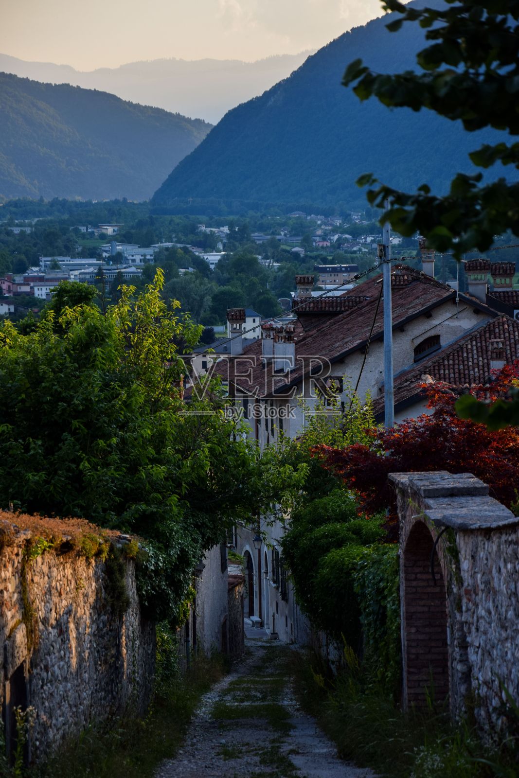 村子里房子中间的小路照片摄影图片
