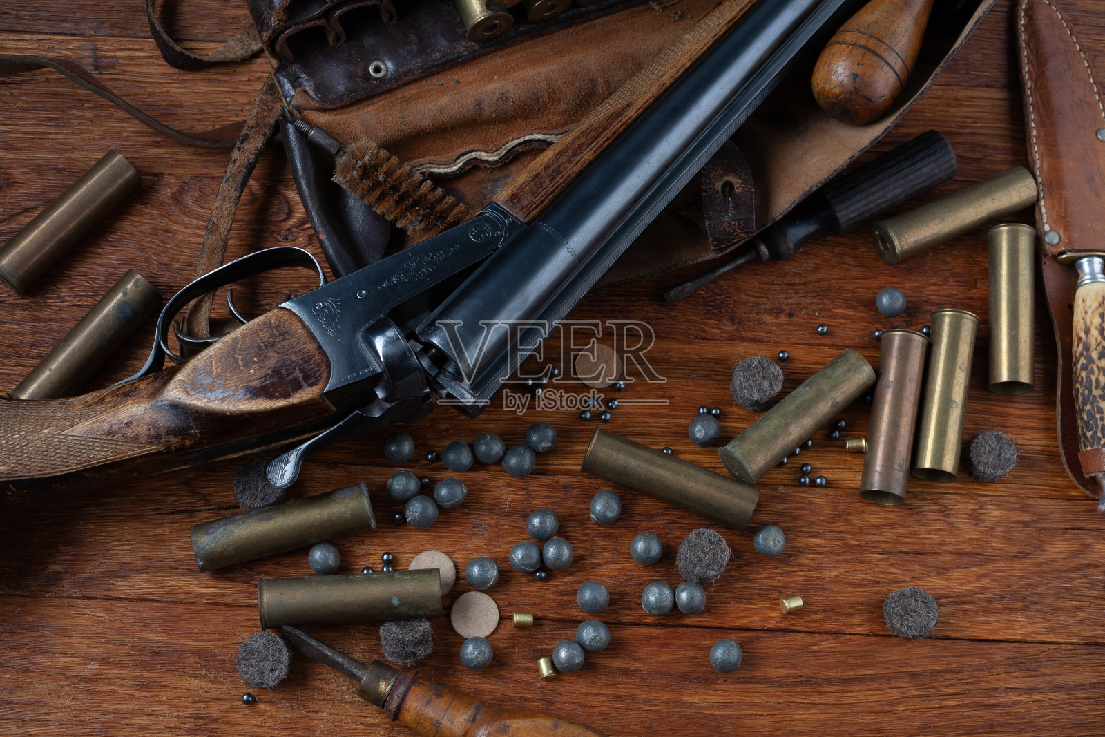 古董16轨距破动滑膛霰弹枪与黄铜案件和配件子弹重新装填。照片摄影图片