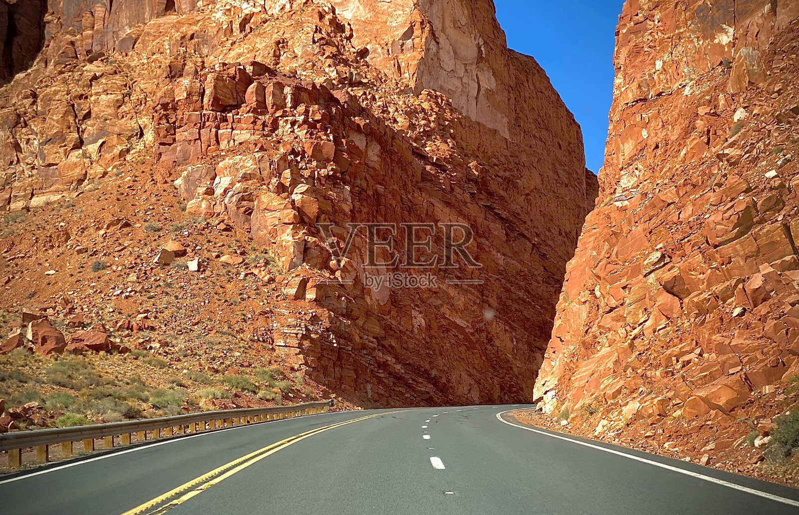 红岩高耸在路上照片摄影图片