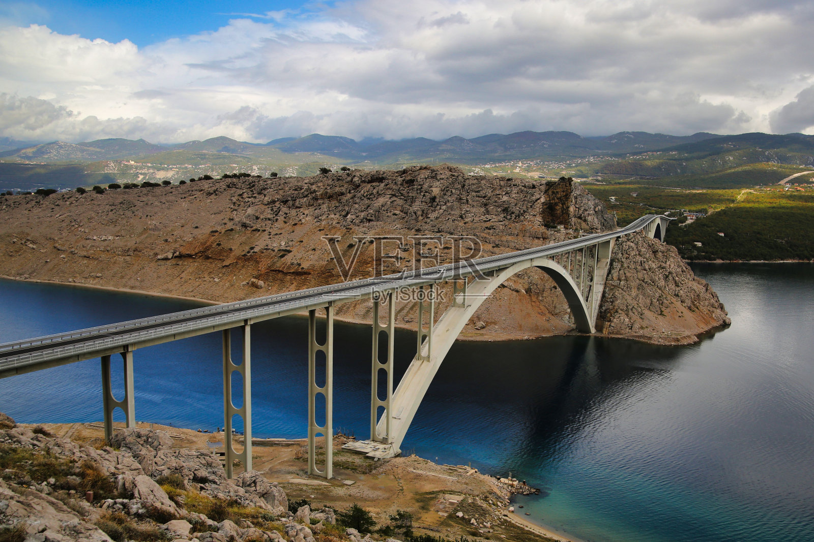 连接克罗地亚克尔克岛和大陆的桥梁鸟瞰图照片摄影图片