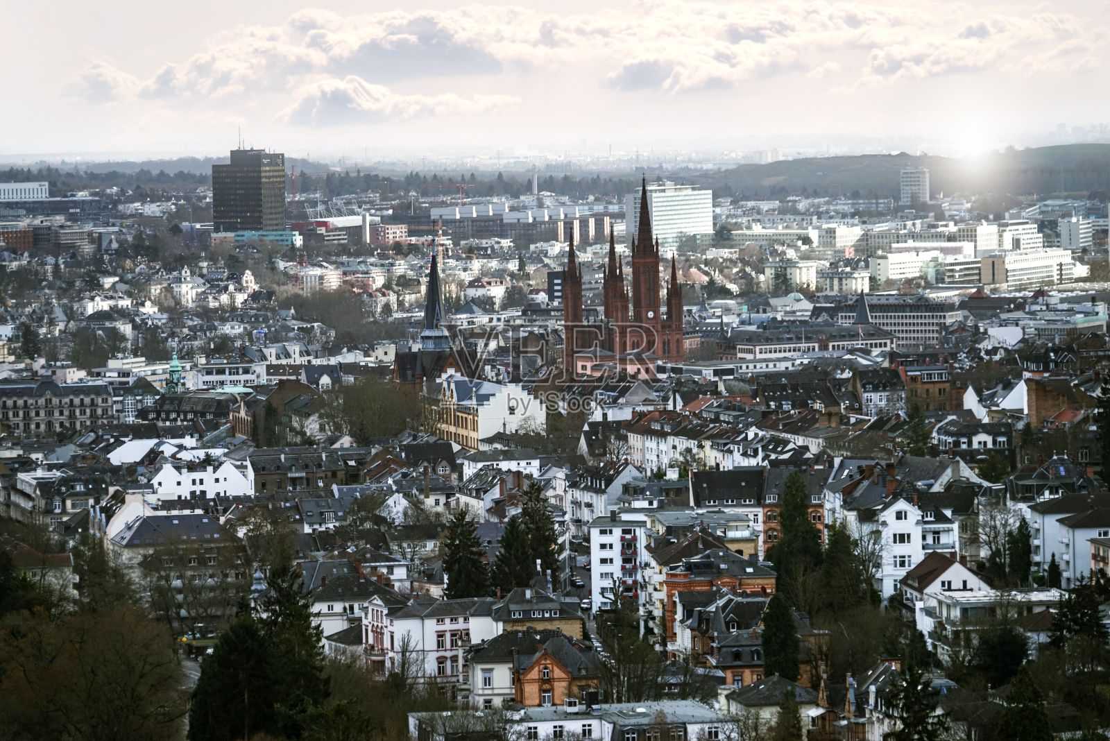 晴空万里的威斯巴登市鸟瞰图照片摄影图片
