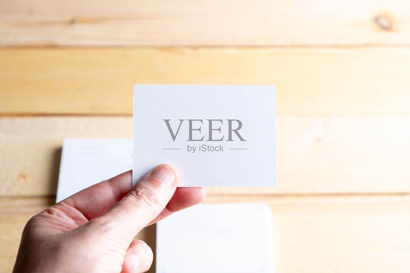 一只手拿着空白的白色小纸条的特写。照片摄影图片