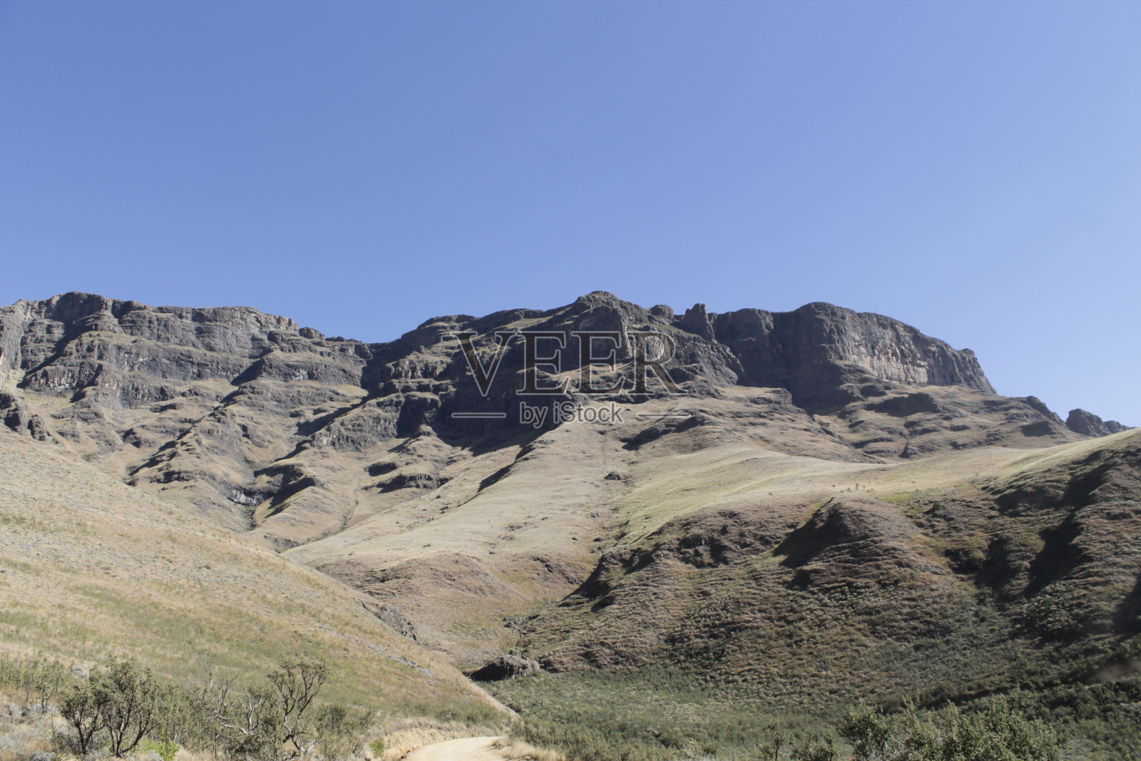 夸祖鲁-纳塔尔省的山在蓝天下照片摄影图片
