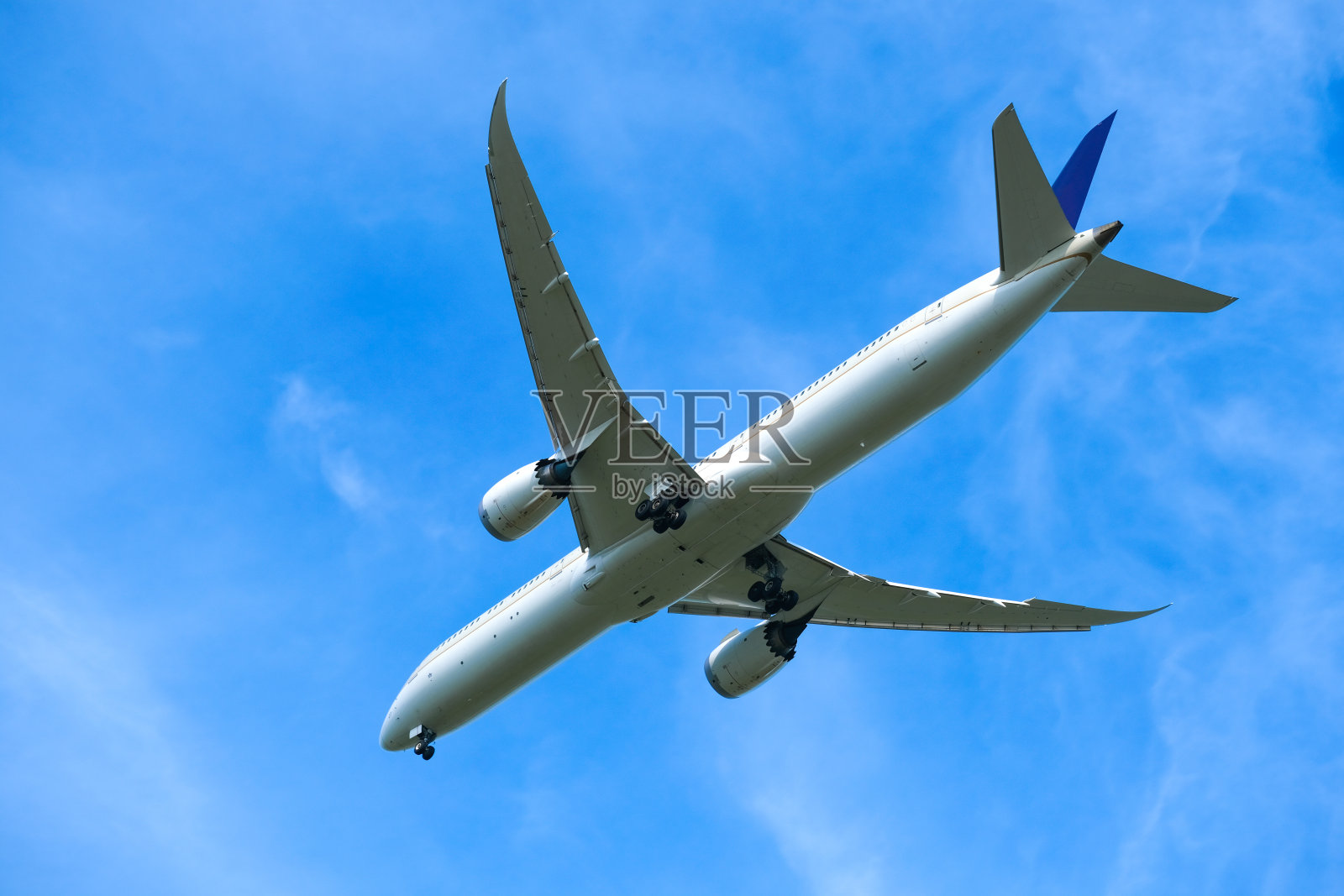 飞机上,乘客在空中飞行,准备降落在机场照片摄影图片