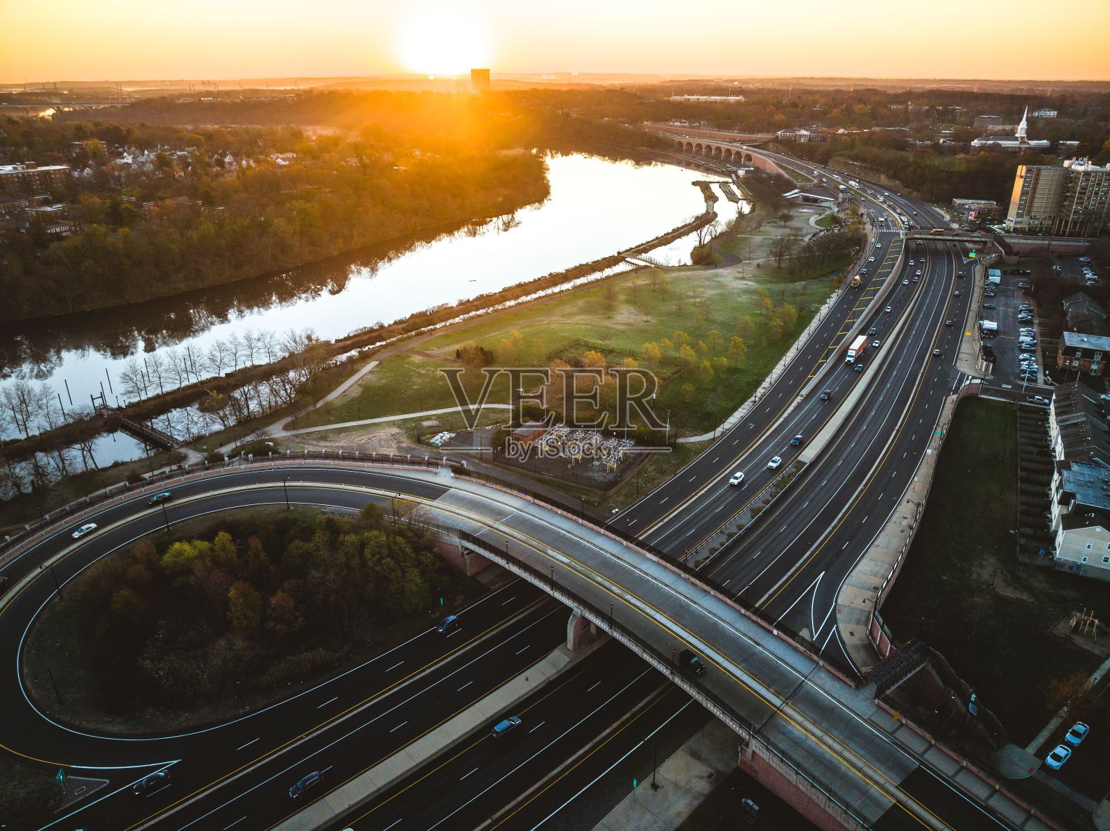 无人机拍摄的城市天际线与公路附近的河流在新不伦瑞克,罗格斯,枢纽城市,美国照片摄影图片