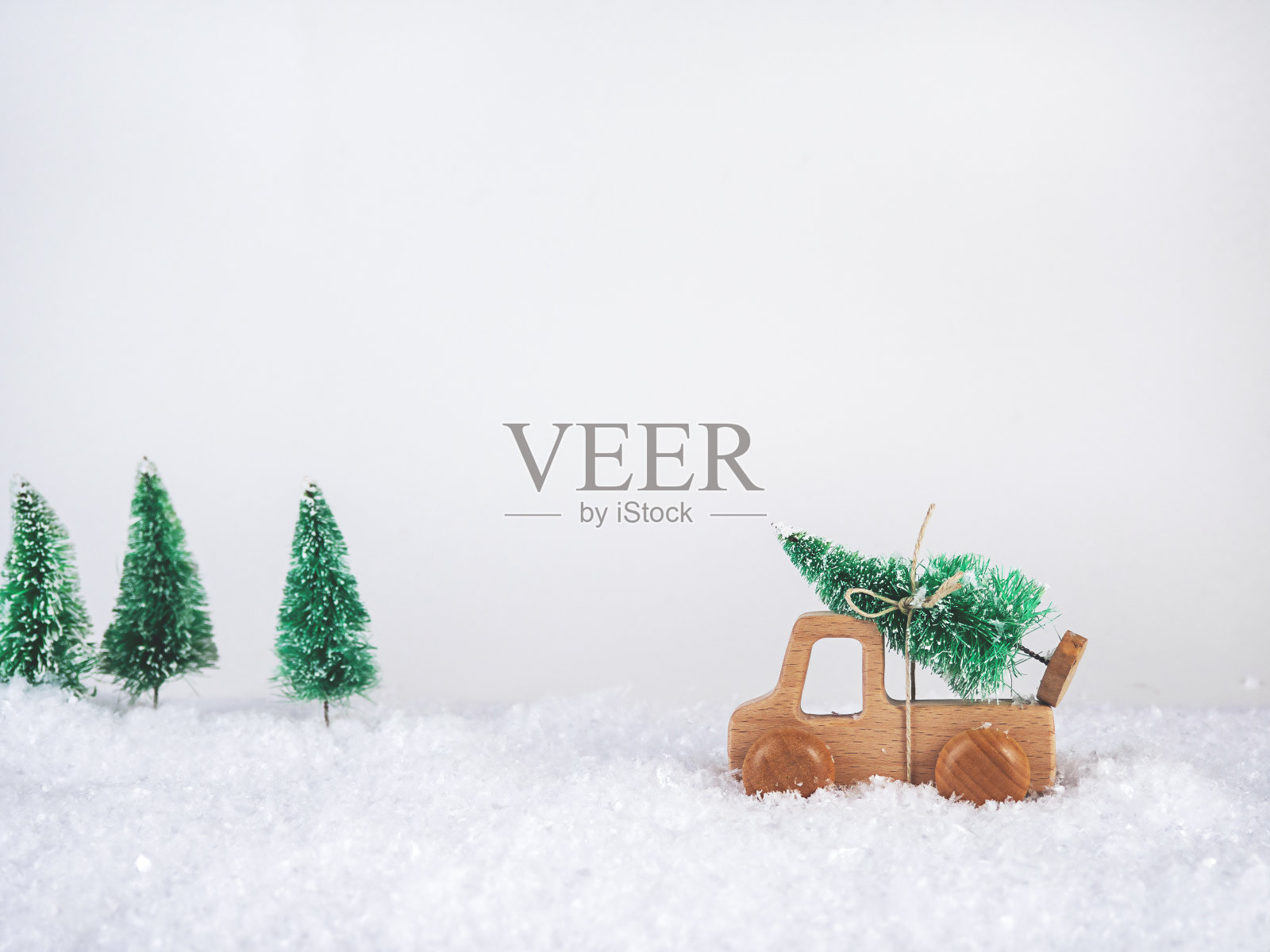 木制汽车和圣诞树。冬天的概念,新年的概念。照片摄影图片