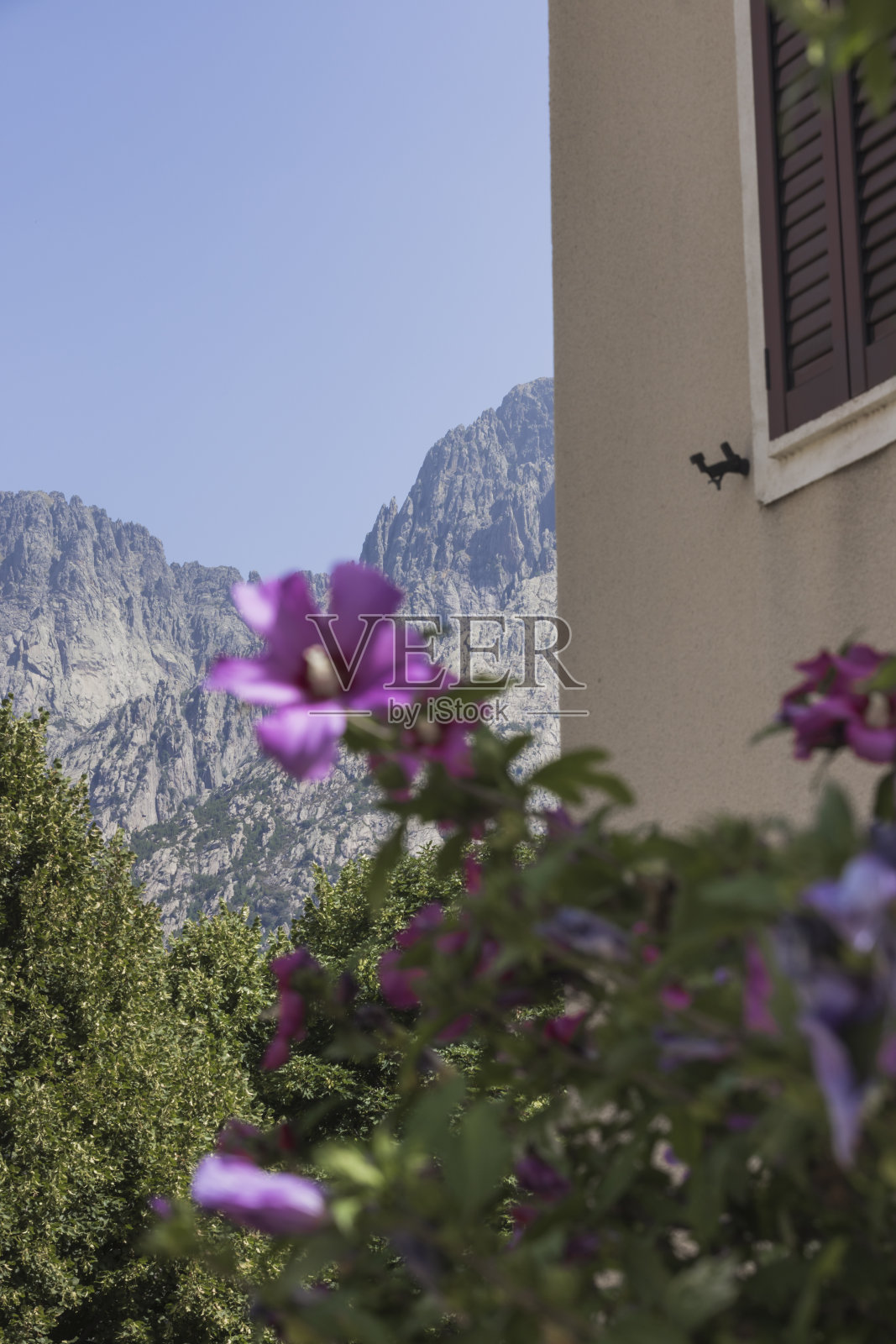 位于科西嘉岛上的法国村庄博科尼奥诺附近的群山照片摄影图片