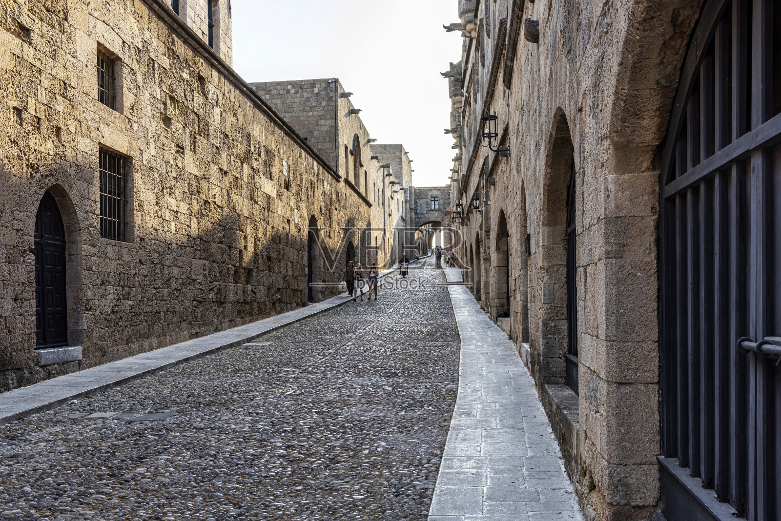 位于希腊历史悠久的罗德岛老城的骑士街照片摄影图片