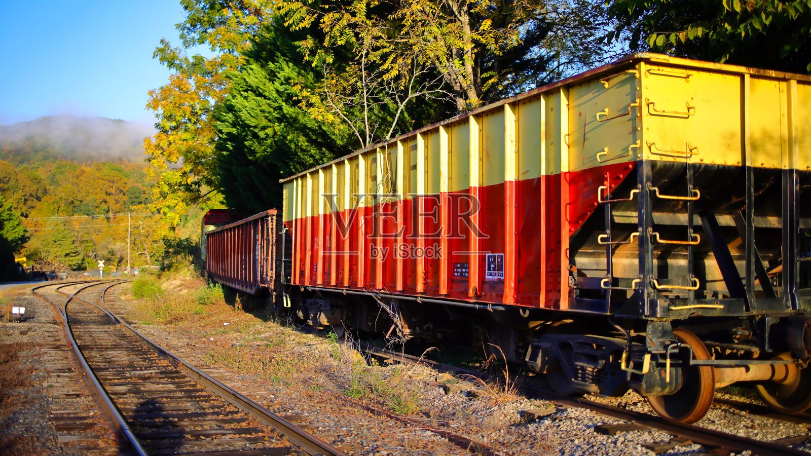 在铁轨上的火车的马车照片摄影图片