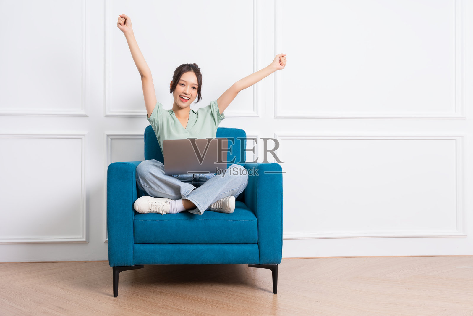 年轻的亚洲女孩坐在家里的沙发上的形象照片摄影图片