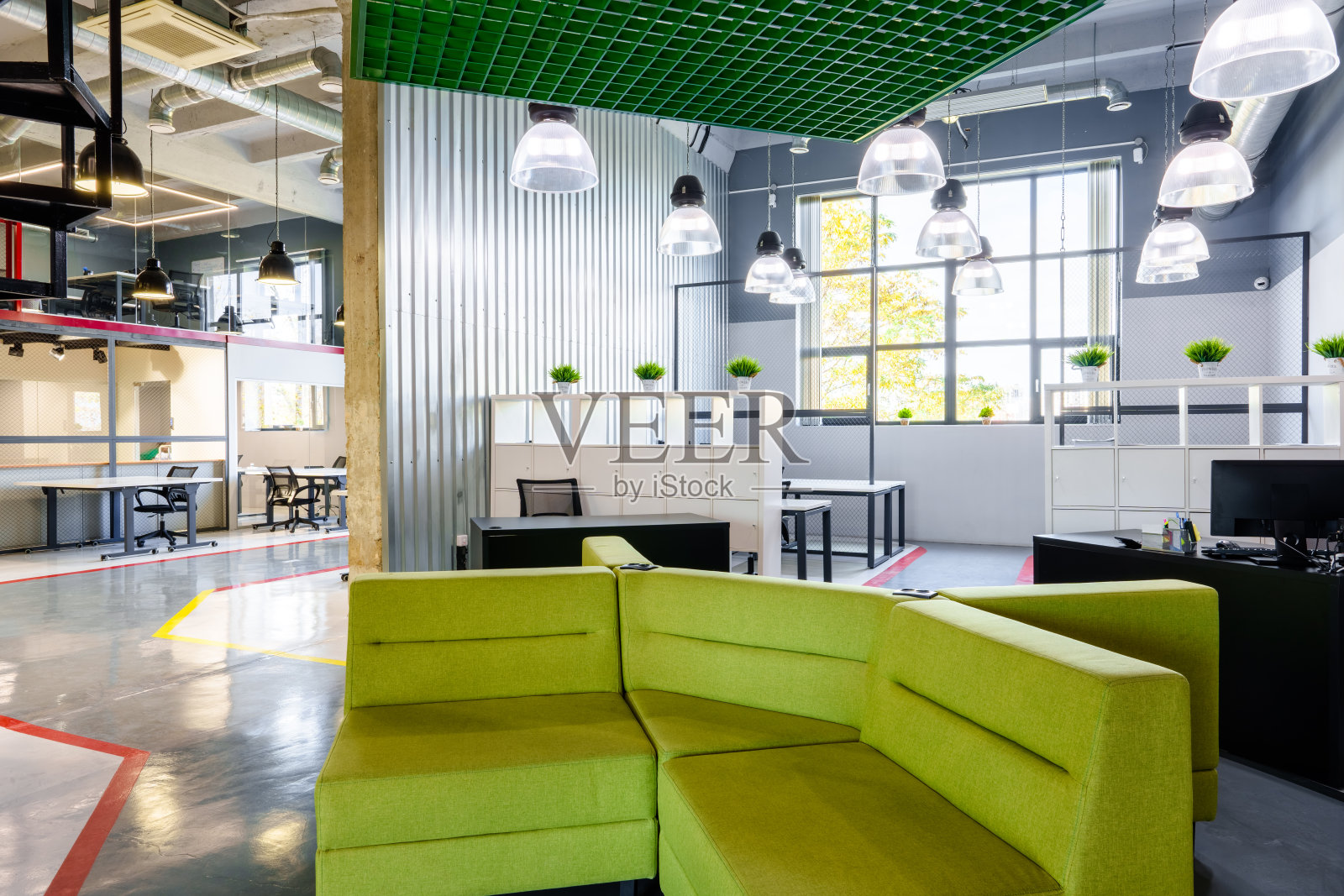 现代办公室内部的空会议室照片摄影图片