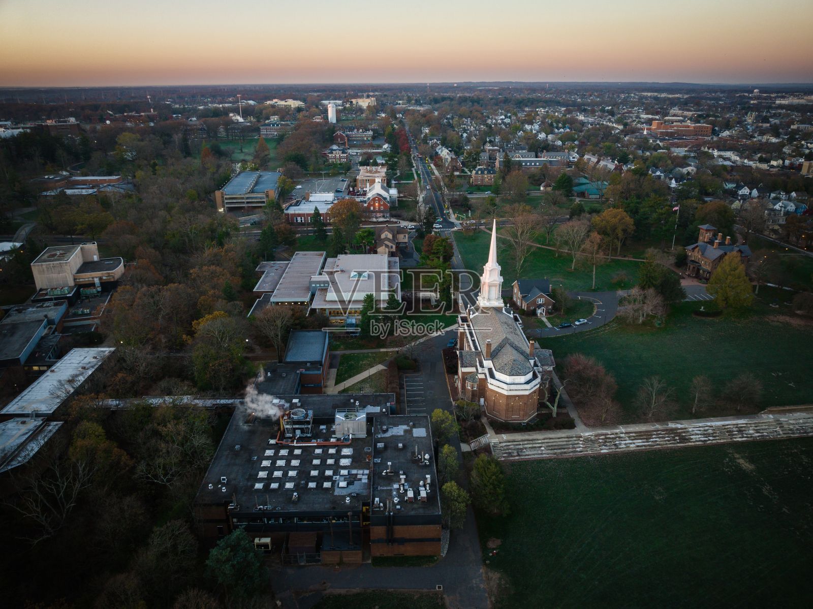 无人机拍摄的天际线,建筑被树木包围在新不伦瑞克,罗格斯,枢纽城,美国照片摄影图片