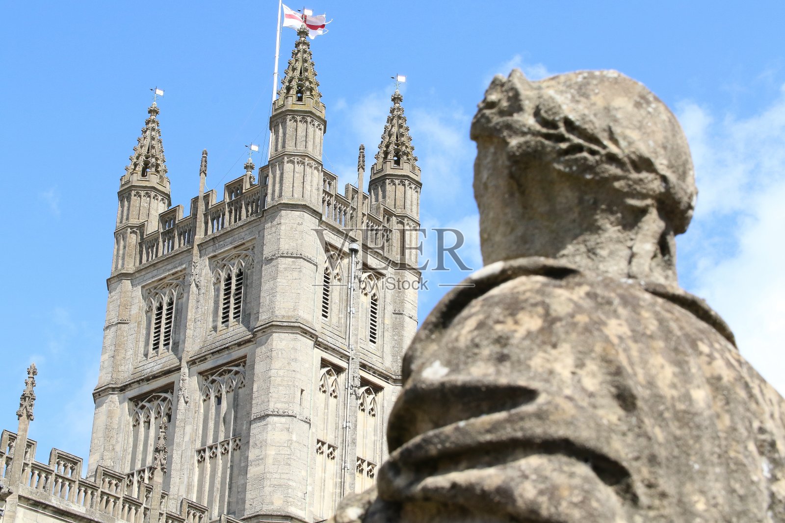 俯瞰伦敦圣公会罗马浴场的罗马士兵雕像的背面照片摄影图片