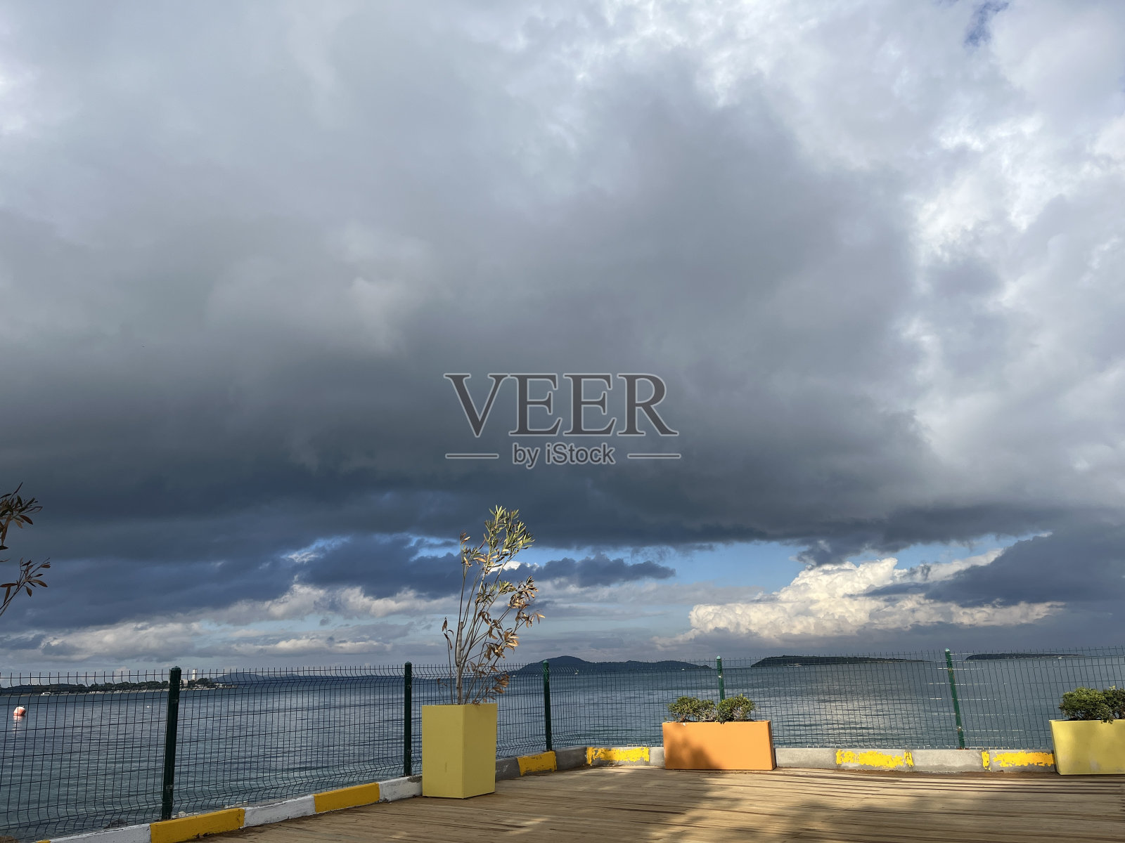 蓝色的海洋和白云照片摄影图片