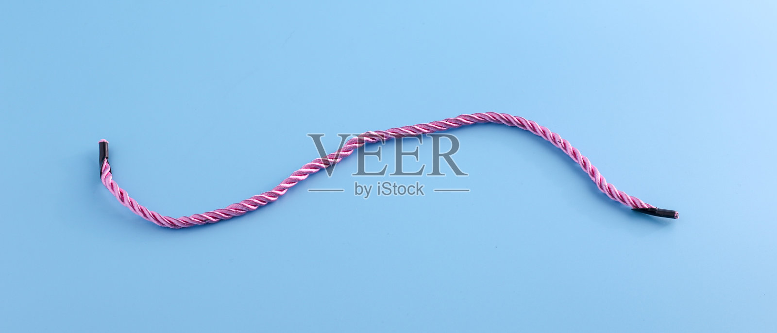 蓝色背景图片与柔和的粉红色绳子照片摄影图片