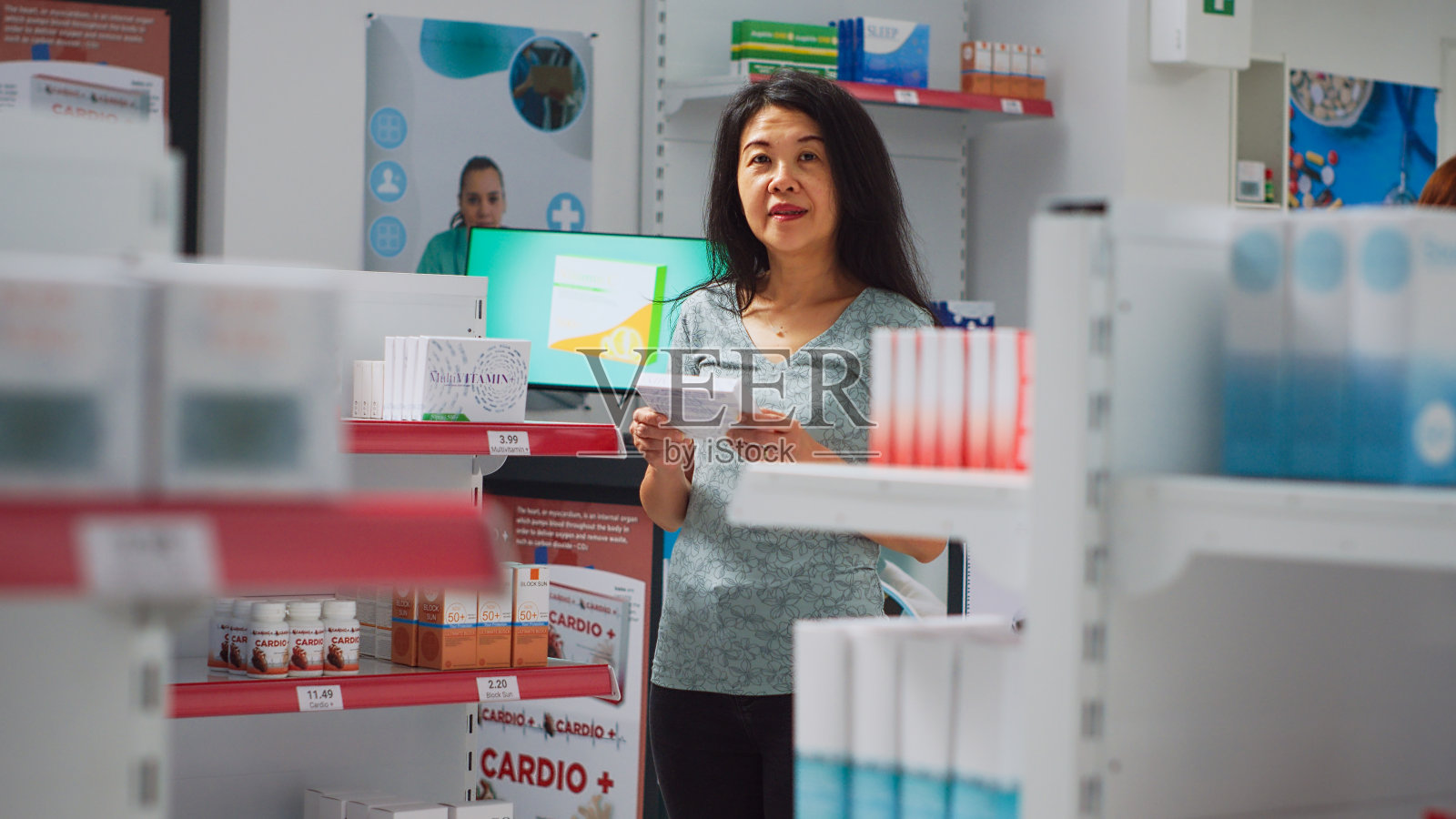 老年客户看药品购买治疗照片摄影图片