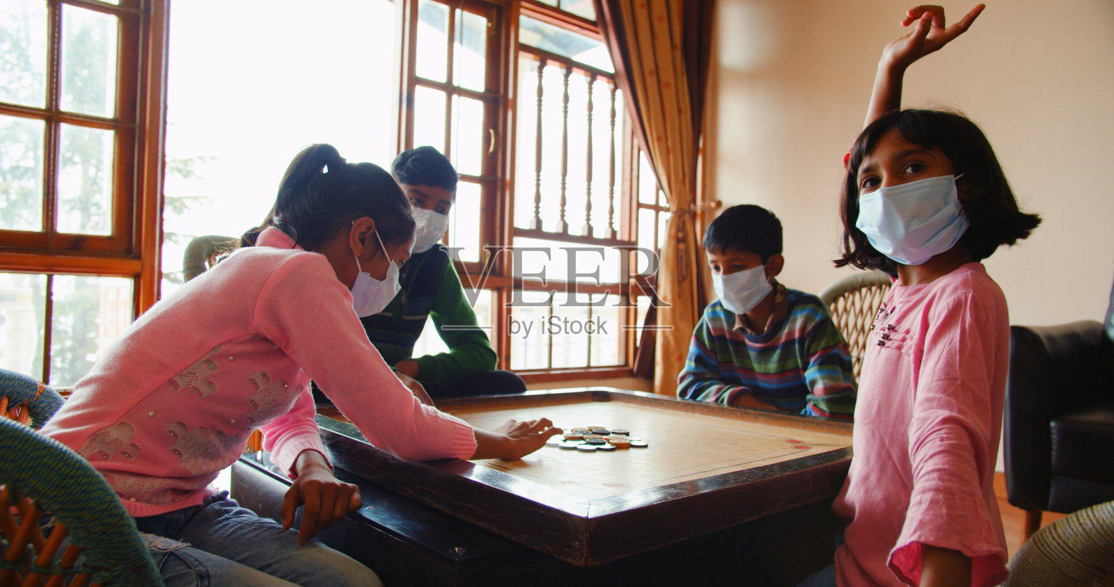 一群南亚孩子用彩色铅笔画画照片摄影图片